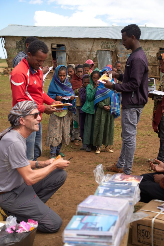 Verteilung von Schulmaterial durch Children in the Cloud Foundation, Simien Äthiopien