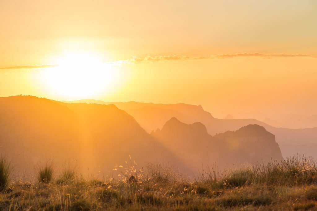 Sonnenuntergang über den Bergen von Simien in Äthiopien. Kalender, Datum und Uhrzeit Äthiopien.